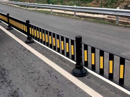 交通護(hù)欄的種類及各分類的規(guī)模，要求和用途有