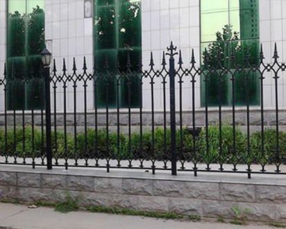 安誠護(hù)欄為您提供優(yōu)質(zhì)的鐵藝護(hù)欄及定做價格